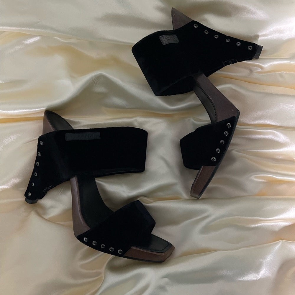 VINTAGE CHANEL HEELS